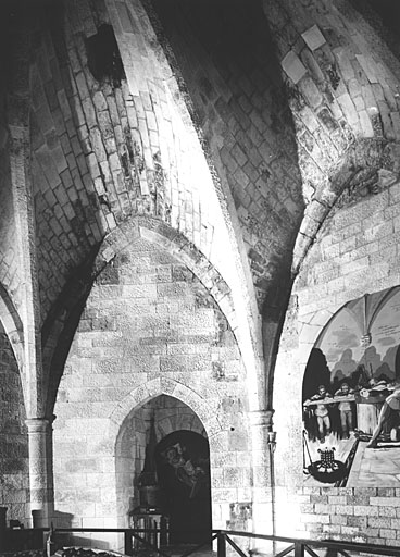 Intérieur, salle du premier niveau, porte d'accès à l'escalier montant au deuxième niveau, à l'ouest.