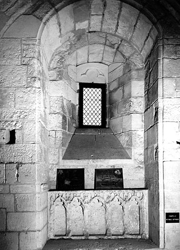 Intérieur, troisième niveau, chapelle, mur est, autel et retable.