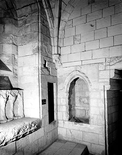 Tour Saint Nicolas : intérieur, troisième niveau, chapelle, crédence : angle sud-est avec lavabo.