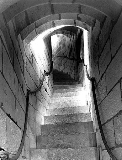 Intérieur, escalier montant du deuxième au troisième niveau.