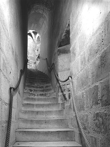 Intérieur, escalier conduisant du deuxième au troisième niveau.