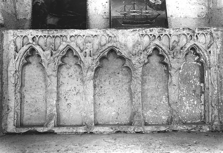 Intérieur, troisième niveau, chapelle, mur est, détail de l'autel.