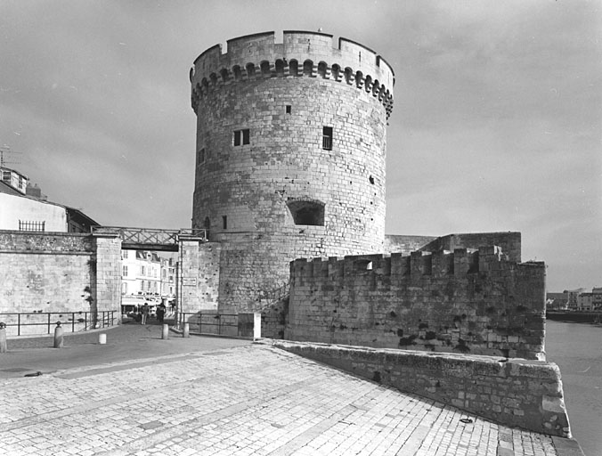 Vue générale sud avec la porte des dames et le demi bastion.