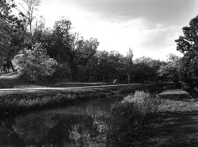 Front ouest en terre coulante et ruisseau de Lafond, actuellement parc Charruyer.