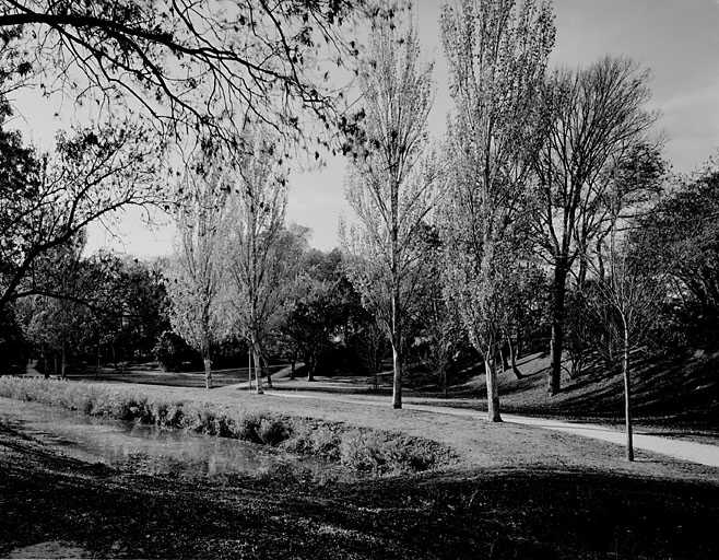 Front ouest en terre coulante et ruisseau de Lafond, actuellement parc Charruyer.