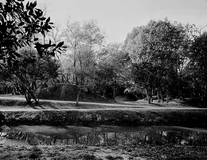 Front ouest en terre coulante et ruisseau de Lafond, actuellement parc Charruyer.