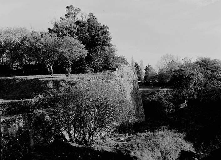 Front sud est, bastion du Dauphin (bastion Saint Nicolas) vu depuis le sud est, vue rapprochée.