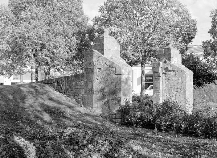 Porte Dauphine : Première porte de la demi lune.