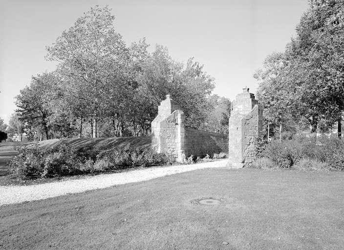 Première porte de la demi lune.