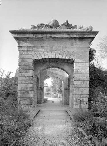 Deuxième porte de la demi lune, élévation antérieure.