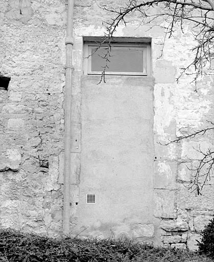 Communs, aile nord-est, élévation postérieure, porte murée.