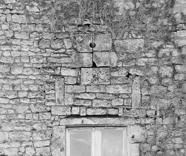 Communs, aile nord-ouest, élévation postérieure, partie sud, archère canonnière.