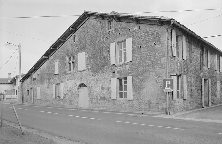 Elévation nord-ouest sur route.