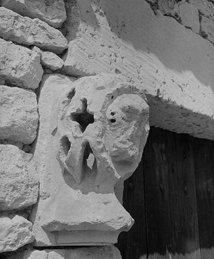 Buanderie, détail de pierre sculptée sur le jambage de la porte.