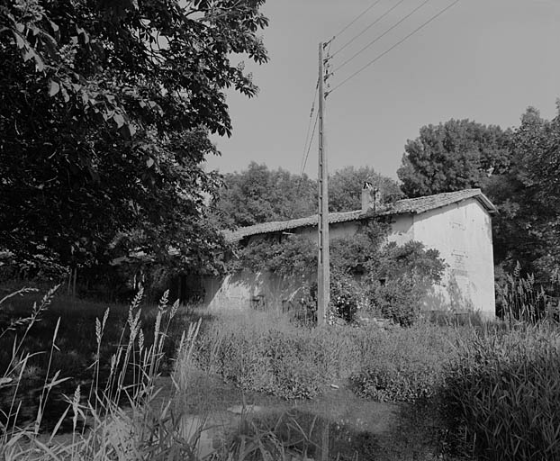 Logement, élévations sud et est.