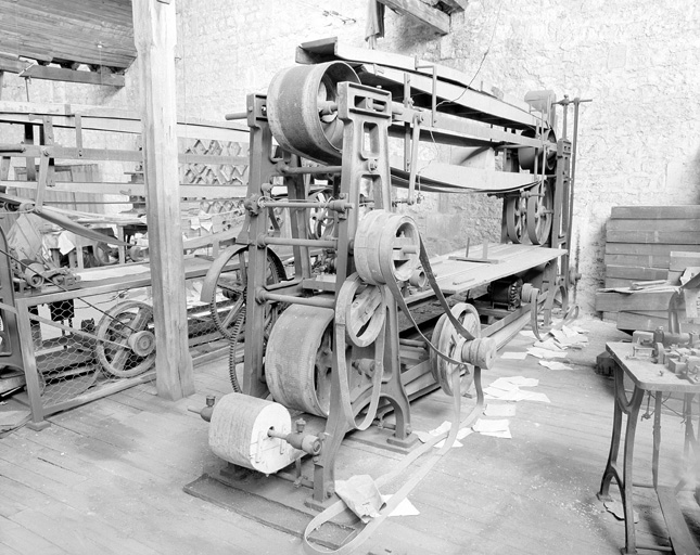 Chaîne des envellopes, machine à gommer les pattes d'enveloppes.