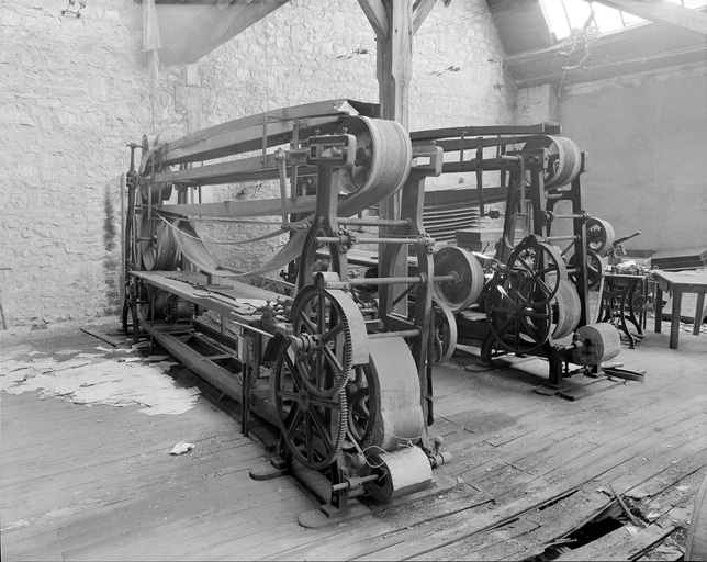 Chaîne des envellopes, machine à gommer les pattes d'enveloppes.