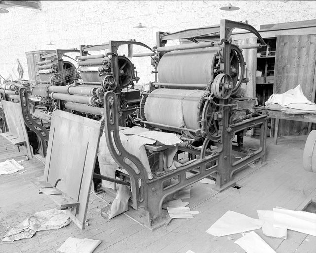 Chaîne des cahiers, ensemble de trois machines à régler.