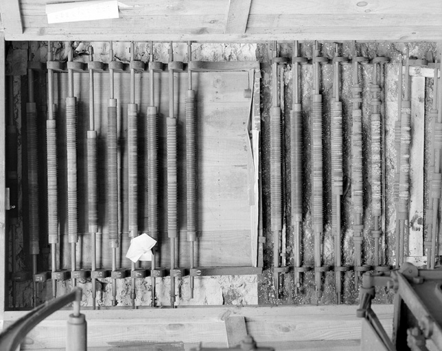 Chaîne des cahiers, armoire des porte plumes des machines à régler.