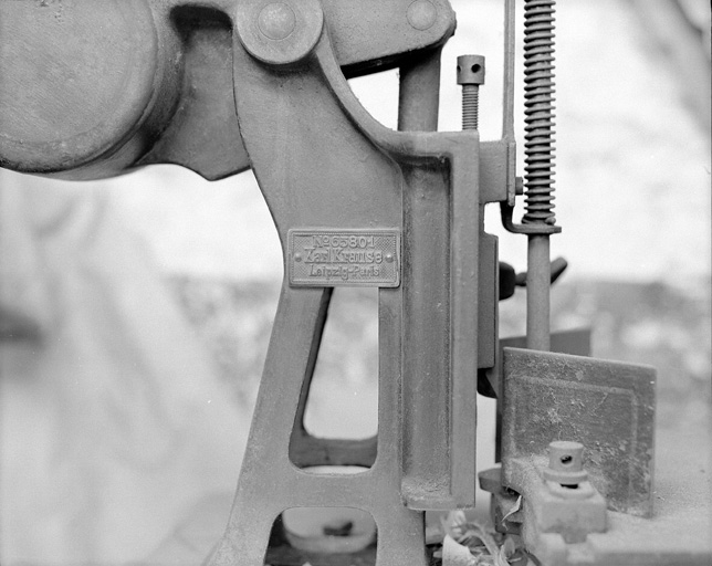 Chaîne des cahiers, machine à arrondir les coins (Karl Krause), plaque.