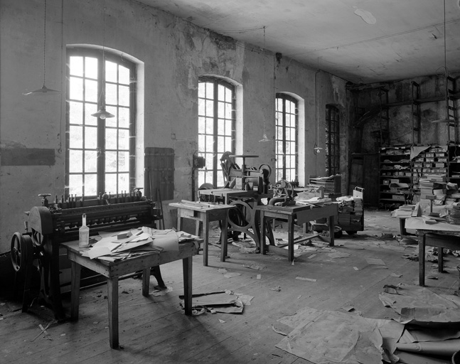 Atelier de cartonnage, vue générale, machines, côté nord.