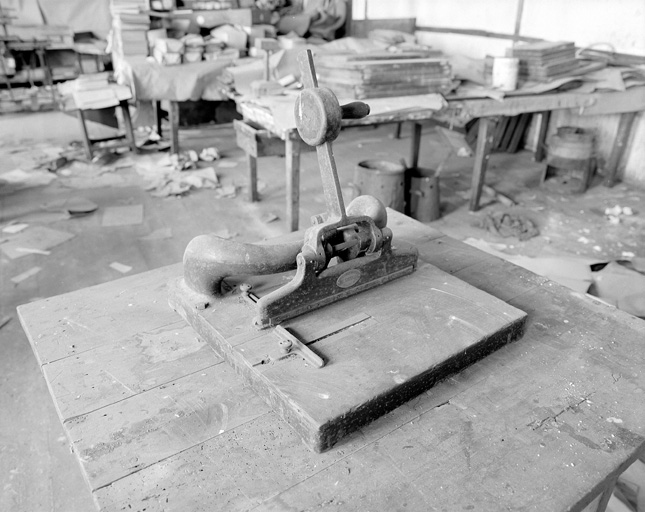 Atelier de cartonnage, machine à perforer à aiguille (Ravasse).