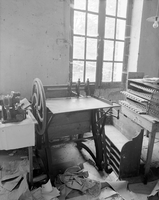 Atelier de cartonnage, petite machine à rainer.