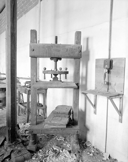 Atelier de cartonnage, matériel de reliure, presse à percussion A.Bertrand.