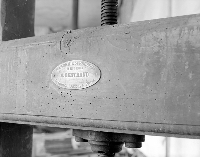 Atelier de cartonnage, matériel de reliure, presse à percussion A.Bertrand, plaque.