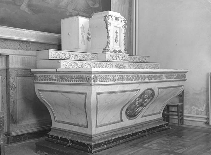 2 autels et retables (autels latéraux).