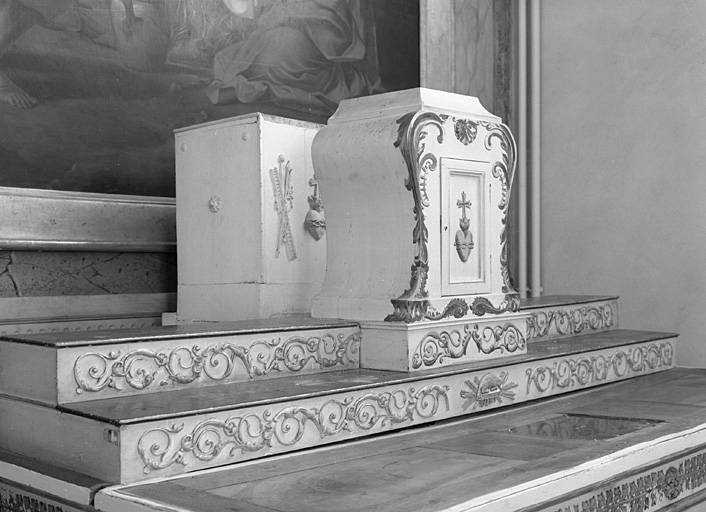 Gradin et tabernacle.