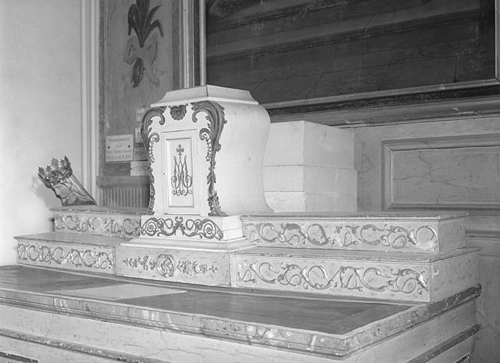 Gradin et tabernacle.