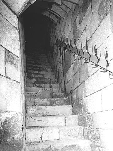 Intérieur, escalier conduisant du premier au deuxième niveau.