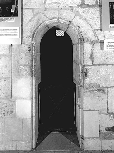 Intérieur, troisième niveau, salle principale, porte d'accès à la chapelle, à l'est.