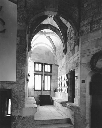 Intérieur, troisième niveau, salle principale, embrasure de la fenêtre nord.