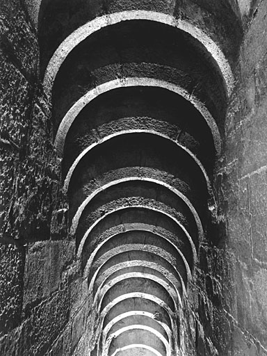 Intérieur, escalier conduisant du troisième niveau à la terrasse, couvrement.