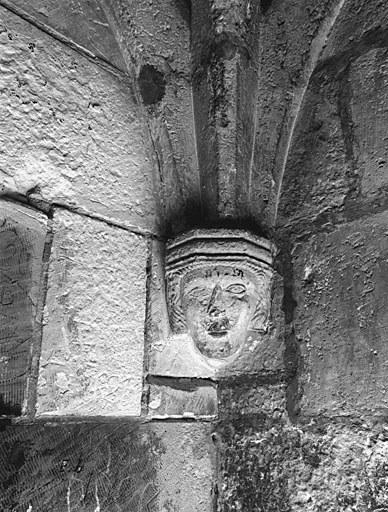 Quatrième niveau, donjon, embrasure de la fenêtre sud, cul de lampe.