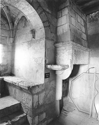 Quatrième niveau, donjon, embrasure de la fenêtre ouest et cheminée.