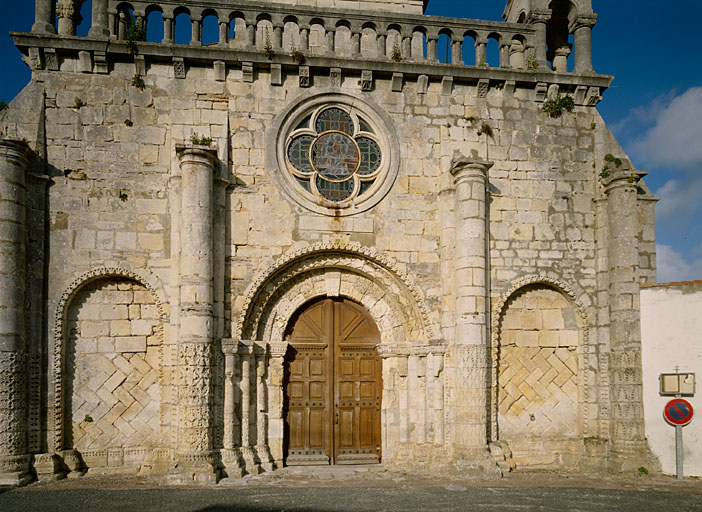 Eglise, façade, partie inférieure.