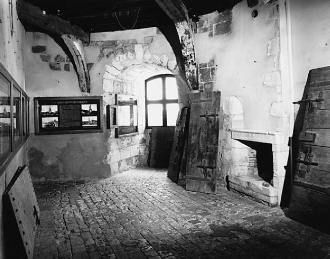 Intérieur, deuxième niveau, salle principale, cheminée et fenêtre sud.