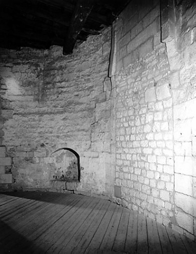 Intérieur, troisième niveau, salle principale, ancienne cheminée et mur sud.