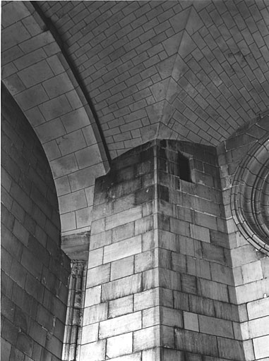 Collatéral gauche, première travée, tour d'escalier du clocher.