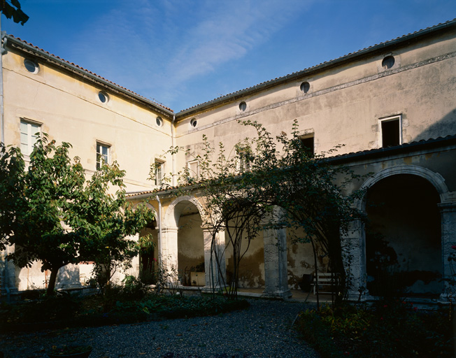 Cloître, galerie nord.