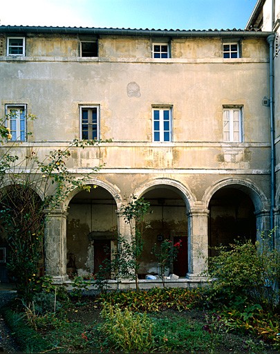 Cloître, galerie est.