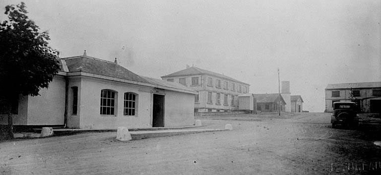 L'entrée et le laboratoire vus de l'est.