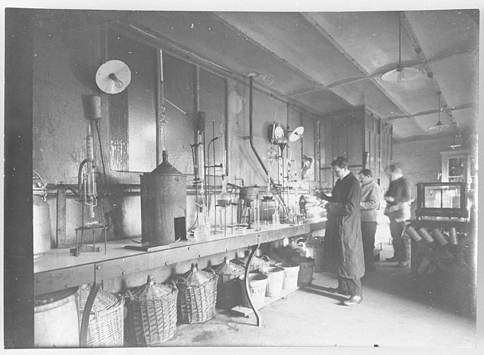 Laboratoire de contrôle, vers 1920, intérieur.