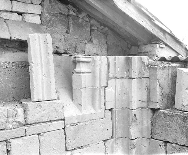 Vestiges, fragments d'ogives et piédroit.