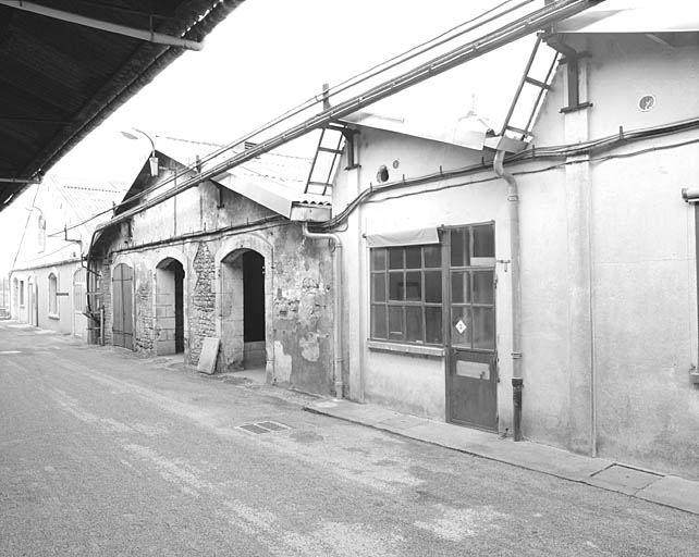 Ancien chai de vin, transformé en vestiaire, façade ouest.