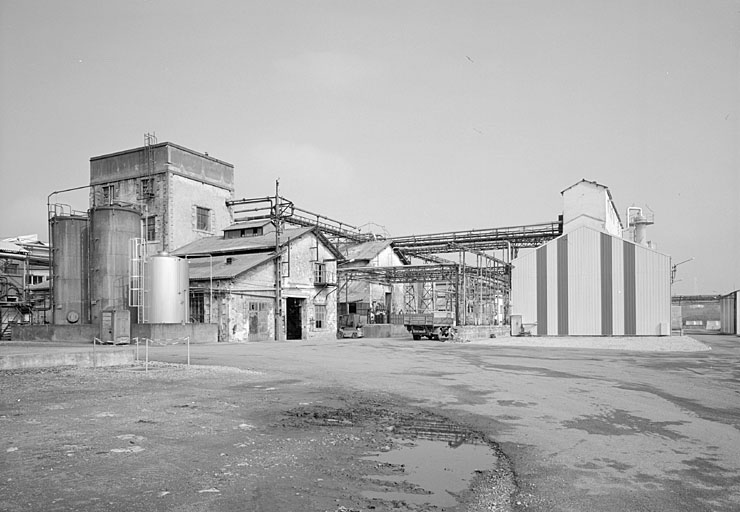 Atelier de fabrication d'acétate à droite et d'alcool absolu à gauche, vue du sud.