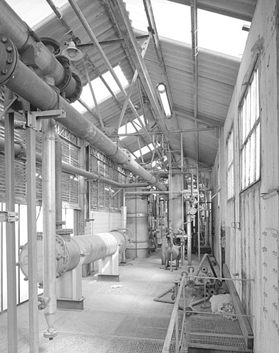 Condenseurs en cuivre dans l'atelier de fabrication d'acétate.